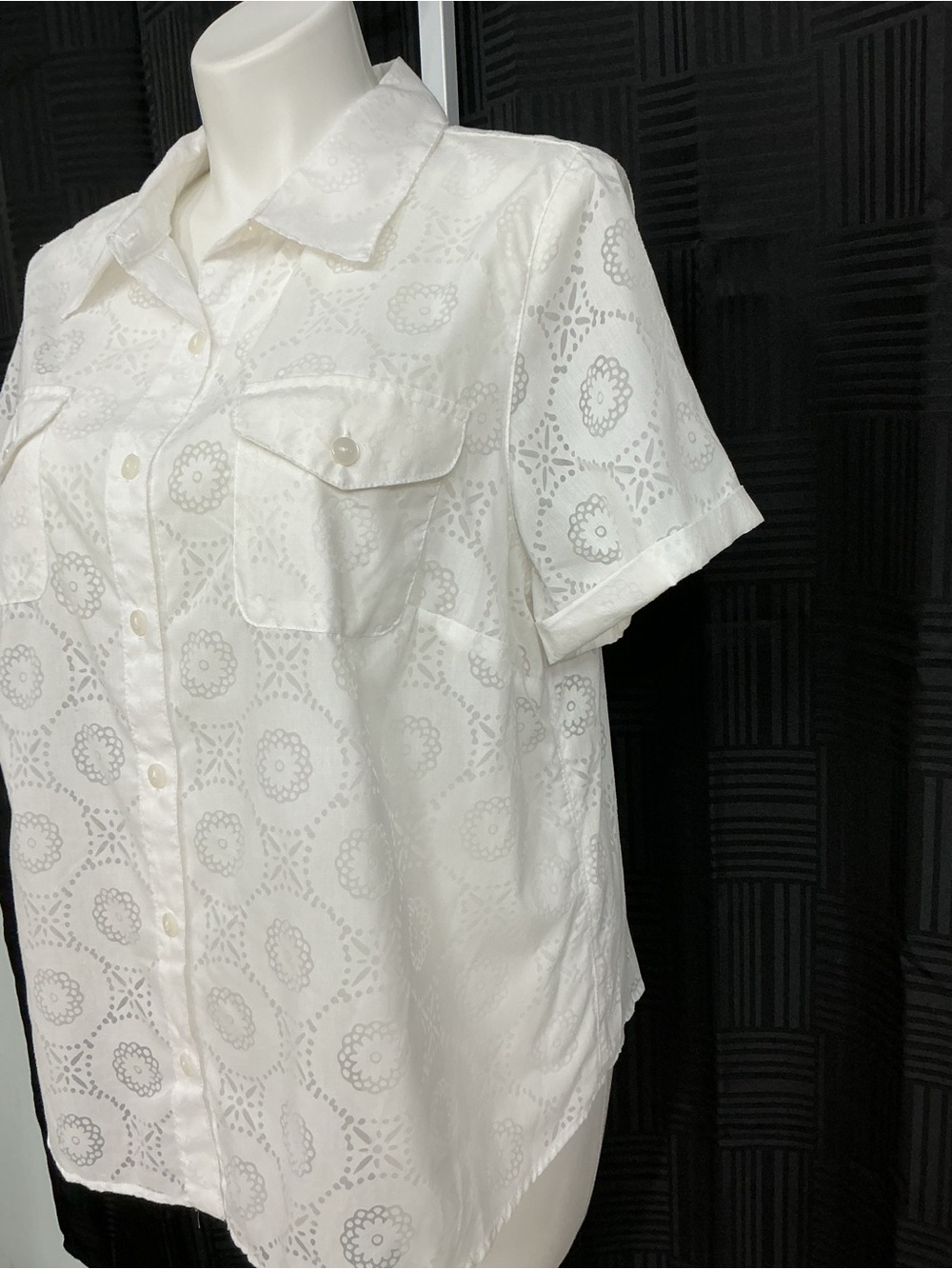 Alfred Dunner White Eyelet Short-Sleeve Button-Down Shirt - Picture 5 of 10